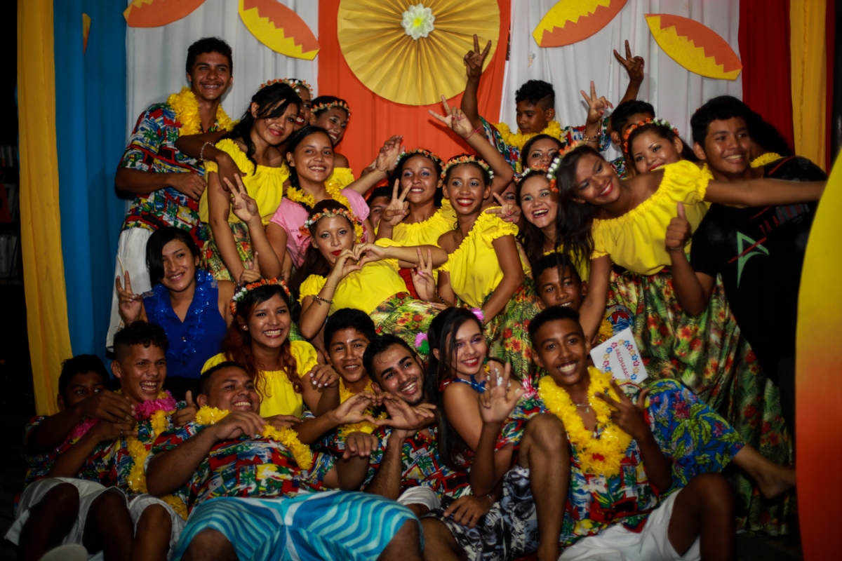 Meninas da Comunidade do Rumo Certo realizam sonho com baile de debutantes