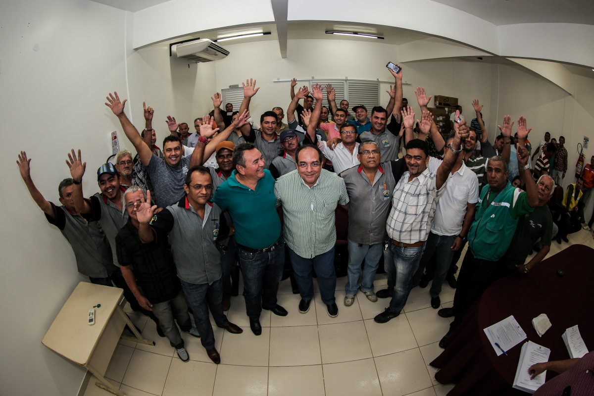 PREFEITURA ENTREGA CONCESSÃO PARA TAXISTAS E MOTOTAXISTAS