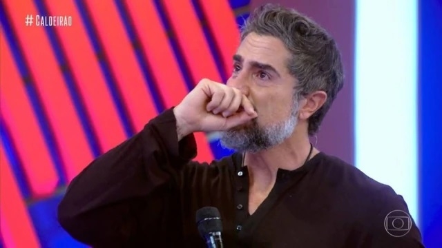 Marcos Mion chora durante o ‘Caldeirão’ quando Jonathan Azevedo cita seu filho Romeo