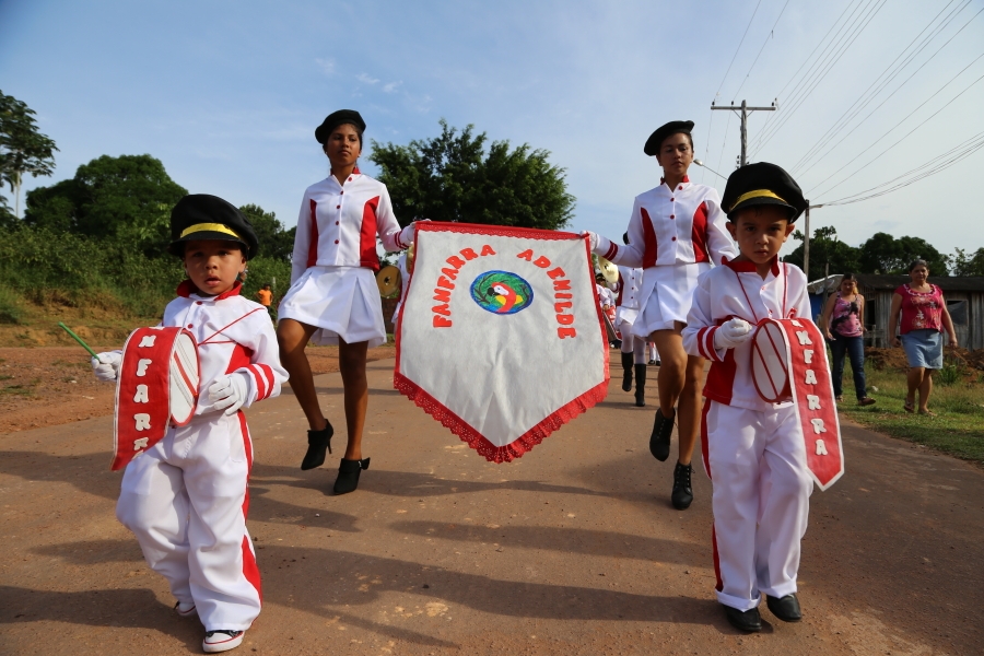 Comunidade do Rumo Certo participa de desfile cívico