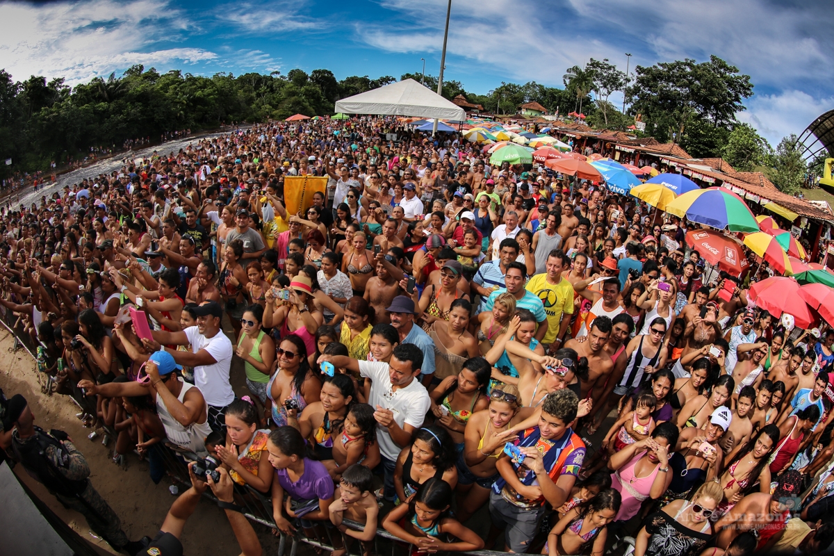 Milhares de pessoas prestigiam o esquenta do Carnachoeira no Parque do Urubuí
