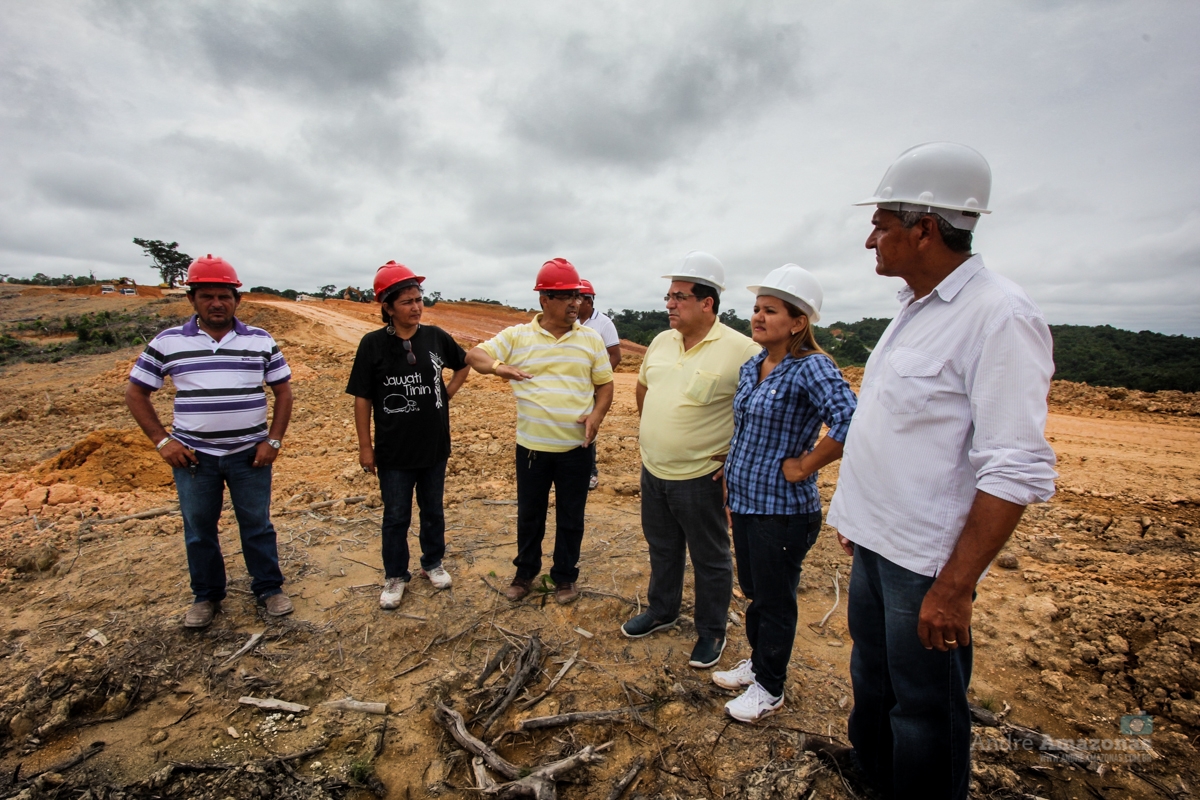 PREFEITO VISITA CANTEIRO DE OBRAS VALE DAS NASCENTES